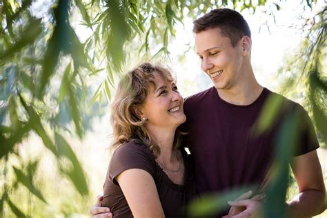 mutter verführt tochter|Deutsche Mutter und Tochter verführen einen Unbekannten